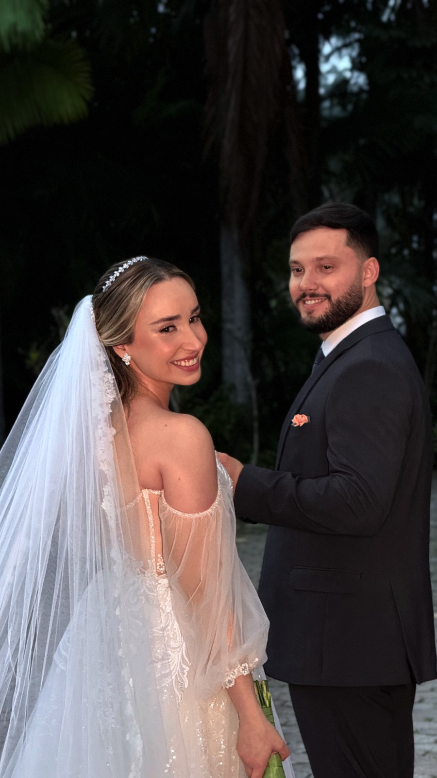 Noivos compartilhando um sorriso no dia do casamento
